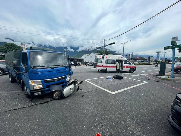 81歲林姓老翁2日上午在中央路逆向騎機車,與小貨車碰撞後倒地送醫不治。記者王燕華/翻攝