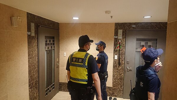 台南市警五分局1日晚獲報某出租大樓深夜常有青少年出入,且屢屢飄出異味,並在走廊遇見神色慌張的少年,經警盤查後坦承吸食K他命。記者邵心杰/翻攝