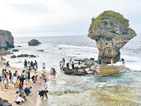 交通部觀光局將於15日推出悠遊國旅補助方案，由於預算有限，旅遊業者擔心，住宿補助可能2、3個月就用完。圖為屏東離島小琉球遊客湧現。（本報資料照片）