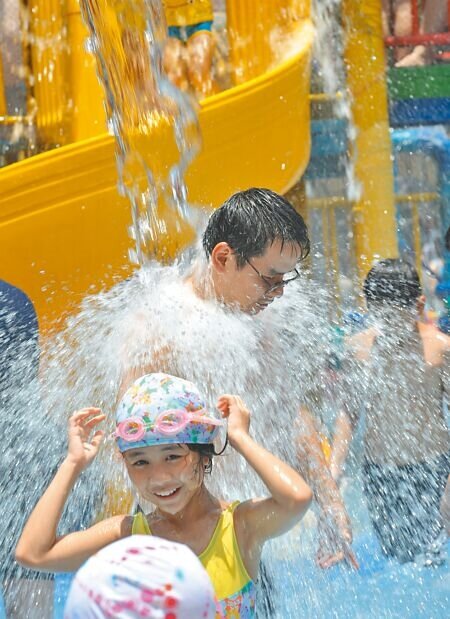 天氣爆熱,衛福部統計今年6月熱傷害人數超過去年同期,醫師呼籲民眾小心中暑。圖為許多大、小朋友們紛紛玩水消暑。(劉宗龍攝)