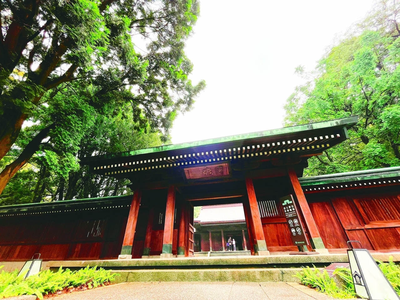 桃園神社融合中國唐式、日本的建築風格，呈現與眾不同的建築藝術美學。記者朱冠諭／攝影 
