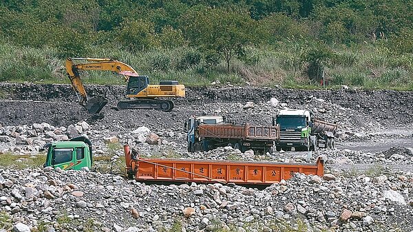 蘭陽溪河段工程疏濬後的砂石,載往砂石場碎解、進入水泥預拌廠後,成為國內大小工程重要原物料,漲幅動輒影響房價、物價。記者余承翰/攝影