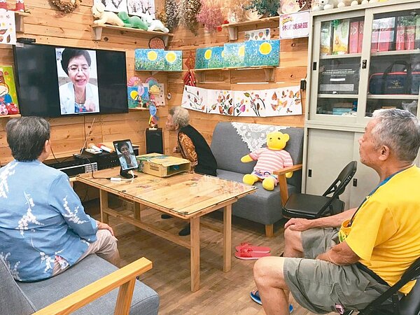 國內遠距醫療可望鬆綁,但是不少長者不諳操作手機、電腦,凸顯數位落差帶來的醫療不平權,值得正視。圖為偏鄉長者在照服員協助下,透過遠距視訊諮詢或看診。圖/WaCare提供