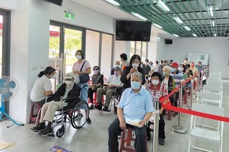 桃園持續辦理各廠牌疫苗接種計畫,提高全年齡疫苗覆蓋率以及社會保護力,6日提供BNT與高端疫苗、8日與9日提供莫德納與高端疫苗,這3天不限年齡與劑次。(蔡依珍攝)