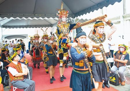 舞者以抬花轎迎娶方式出場，為台灣原住民族文化園區歡慶35周年系列活動，揭開精彩序幕。（林和生攝）