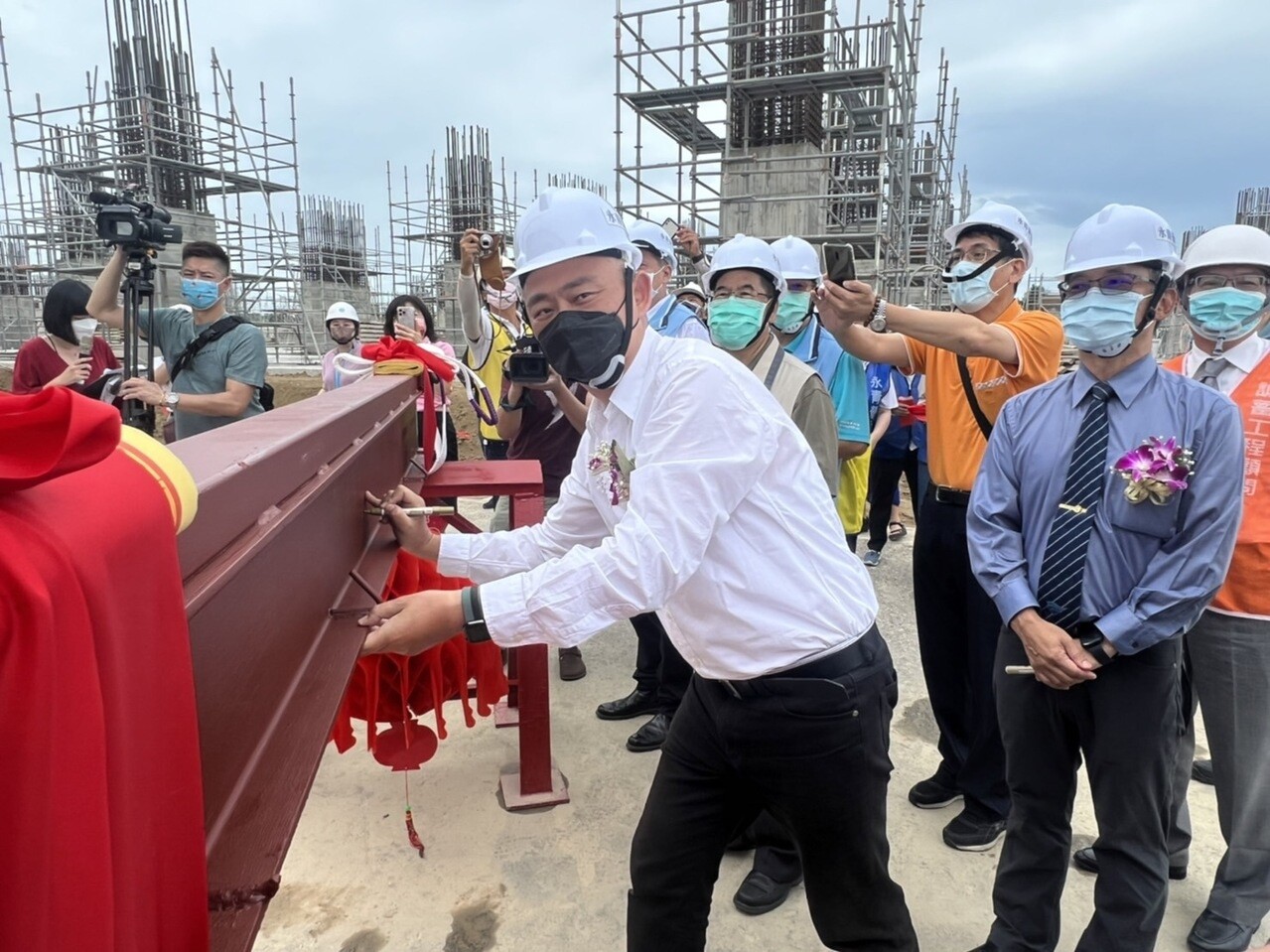 「水頭港大型旅客服務中心新建工程」舉行岸間廊道上梁典禮，縣長楊鎮浯在鋼梁上簽名。記者蔡家蓁／攝影 