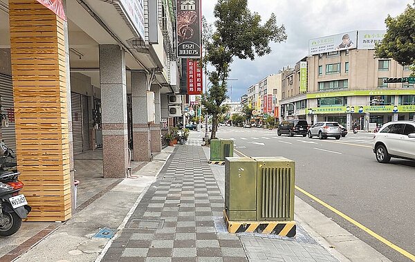 台中市建設局盤點全市人行道遭管線箱占據情況,發現有507處寬度不足1.5公尺,將分三階段改善。(市府提供/林欣儀台中傳真)