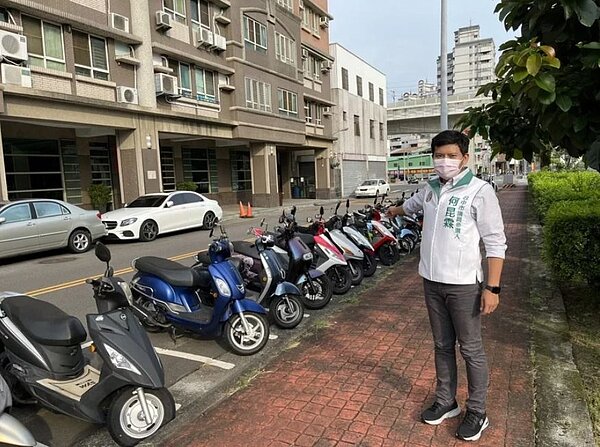 議員參選人何昆霖指出,與其想破頭在路邊增加停車位,不如利用現有停車格空間共享調整。圖/何昆霖提供