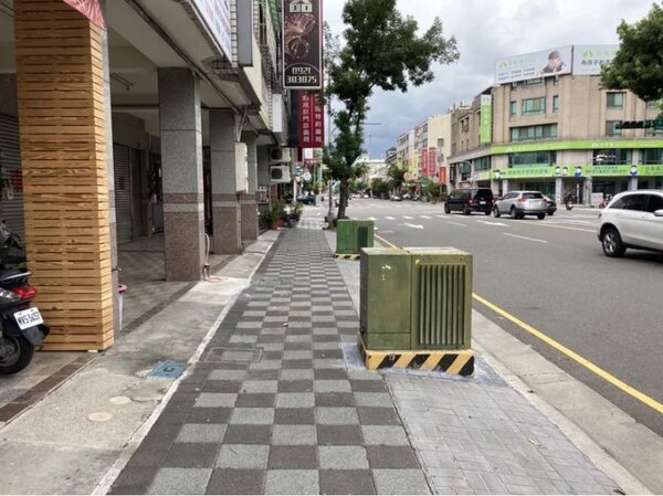 台中市建設局改善管線單位設置箱體占據人行道空間情形，還給行人友善空間。圖／建設局提供