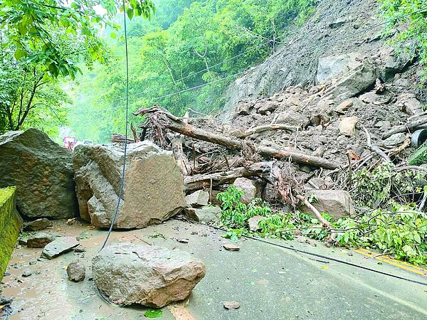 苗栗縣南庄鄉苗21線道路東河路段2日下午1點多發生山壁崩落意外，一輛廂型車行經時被落石砸中，駕駛受傷送醫。圖／民眾提供