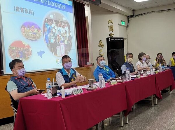 新北市長侯友宜昨天下午率市府團隊至瑞芳及汐止公所與里長座談。圖/新北市政府提供