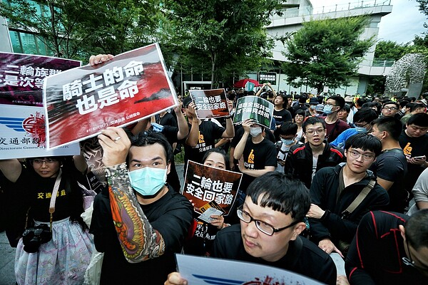 台灣機車路權促進會等團體長期向交通部、各縣市交通局爭取道路平權，將於7月9日在凱道舉辦集會活動，圖為相關團體於2020年舉行包圍公路總局活動。圖／聯合報系資料照