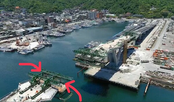 灌漿出問題的編號第14橋面節塊必須拆除重作,使得南方澳新橋無法兌現3年內完工通車的承諾。圖/讀者提供