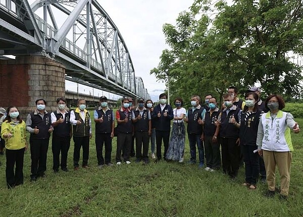 陳其邁視察大樹舊鐵橋改善工程。圖/高雄市政府提供