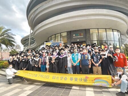 桃園興光堡壘公益租約期滿將於9日閉館,所有參與者一同合拍興光堡壘百人紀念畢業照。(陳夢茹攝)