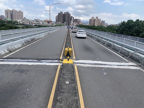 新海大橋車5日夜間10點到隔天上午6點更新伸縮縫,新莊往板橋方向車道封閉施工。圖/新北工務局提供
