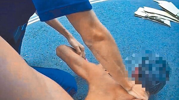 新興分局五福二路派出所員警獲到場處理,制伏揮舞美工刀的陳姓男子在地。圖/翻攝照片/洪靖宜高雄傳真