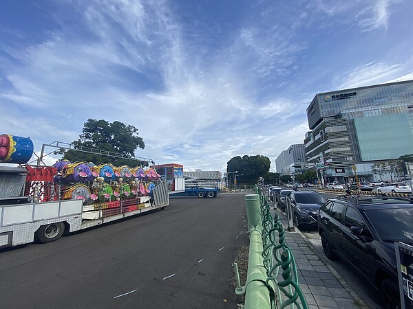 台南南紡購物中心對面平實重畫區將引進美式復古遊樂園「JETS嘉年華」，目前已有部分遊樂設施進駐。記者修瑞瑩／攝影