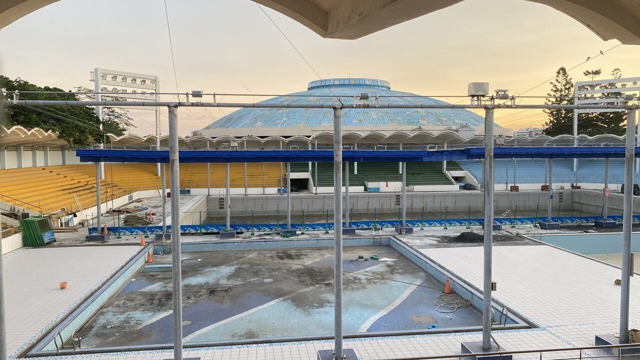 原定去年底完工的彰化縣立健興游泳池整修工程,由於變更設計,將延到9月開放,後方的圓頂建築為縣立體育館也在整修,預定明年2月完成。記者劉明岩/攝影