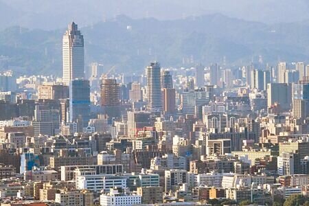 依規定,明年台北市、新北巿、台中市、高雄市以及苗栗縣5縣市應重新評估房屋標準單價。(黃子明攝)