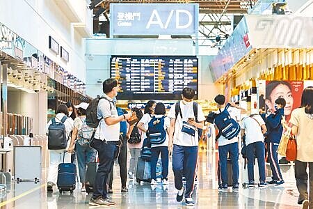 中央流行疫情指揮中心縮短入境檢疫天數後，大幅增加民眾出國意願，昨天是暑假第一天，據桃機統計出境人數達6395人，超過入境5077人。圖為桃園機場出境旅客。（陳麒全攝）