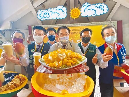 針對台灣芒果外包裝被澳門驗出新冠病毒，台南市長黃偉哲（右三）籲找出問題，農民很有誠意都願配合解決。圖為黃偉哲在台南國際芒果節大力促銷芒果。（曹婷婷攝）