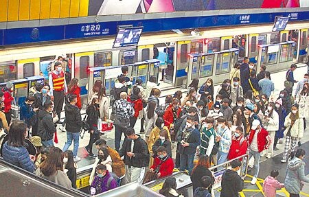 
台電調漲電價，台北捷運公司營運成本將增加，通勤族擔心票價也會受影響，台北市長柯文哲3日強調，票價以不調為原則。（本報資料照片）
