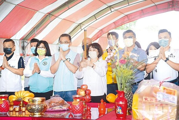 嘉義市興安國小活動中心興建工程歷經11次流標,追加預算至1億500萬元,今年3月才順利招標,3日動土入儀式由市長黃敏惠(右三)率現場貴賓、師生焚香祝禱。圖/嘉義市政府提供/呂妍庭嘉義傳真