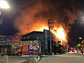 中壢殯葬園區大火　6家禮儀公司鐵皮屋燒毀