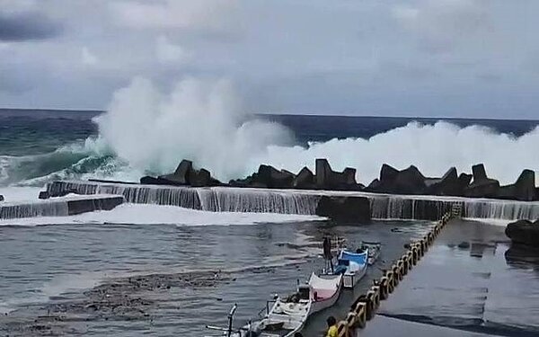 離島小琉球因風浪加大,往返東港小琉球的琉興航運公司剛緊急宣布,下午往返末班船都取消。圖/陳博正提供