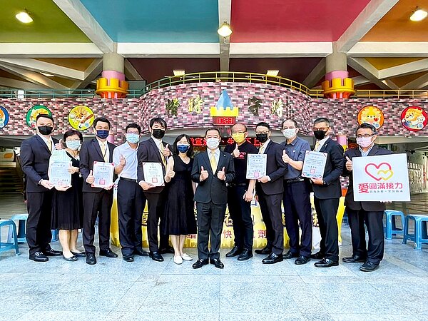 林口區永慶不動產回饋在地學校，提供麗園國小、麗林國小、頭湖國小、新林國小、南勢國小和林口國小，共6間學校各100劑唾液快篩試劑，幫助學校一起對抗疫情。圖／永慶房產集團提供	