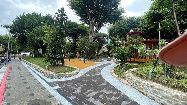 修葺過後的老松公園,成為了當地人假日放鬆的好去處。圖/蔡岳樺提供