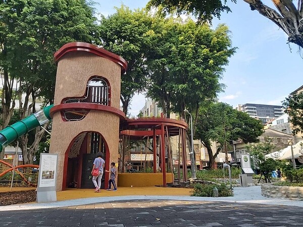 老松公園被改造成以大樹溜滑梯為新地標的主題公園,讓里民體驗大型遊具的樂趣。圖/蔡岳樺提供