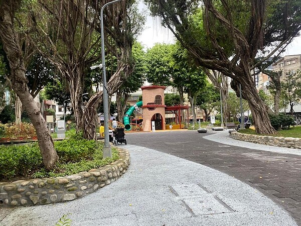 二至三層樓高的大型溜滑梯,讓原本單調的老松公園煥然一新。圖/蔡岳樺提供