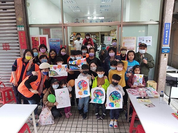 111年的兒童節活動,讓孩子們多了一個在疫情期間走出戶外的機會。圖/萬華福音里粉絲團提供