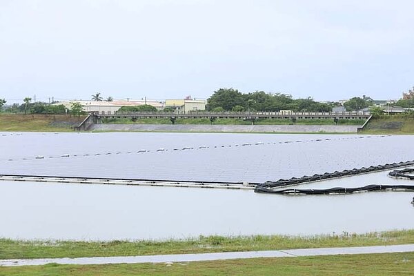 陳其邁視察橋頭典寶溪D區滯洪池。圖/高雄市政府提供