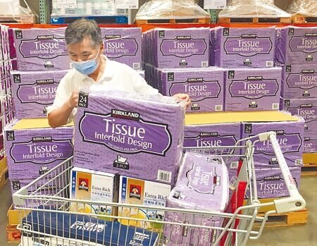 美式賣場衛生紙再度漲價,9個月來漲幅累計近22%。圖為4日民眾前往好市多中壢店選購衛生紙。(陳怡誠攝)