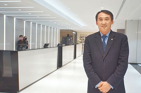 位在台北小巨蛋商圈的王朝酒店將自8月18日更名為「ILLUME茹曦酒店」,總經理孫志堅表示,酒店更名後將全力開拓新客源,並增加散客比重。圖∕姚舜