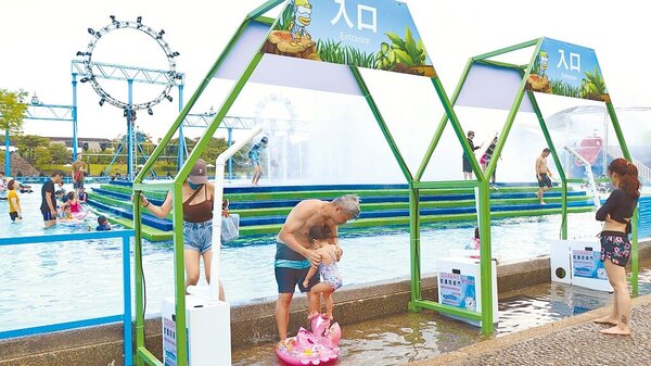 今年宜蘭國際童玩藝術節在5大戲水設施入口處安裝防疫門，遊客入水前必須先清消。（宜蘭縣政府提供／吳佩蓉宜蘭傳真）