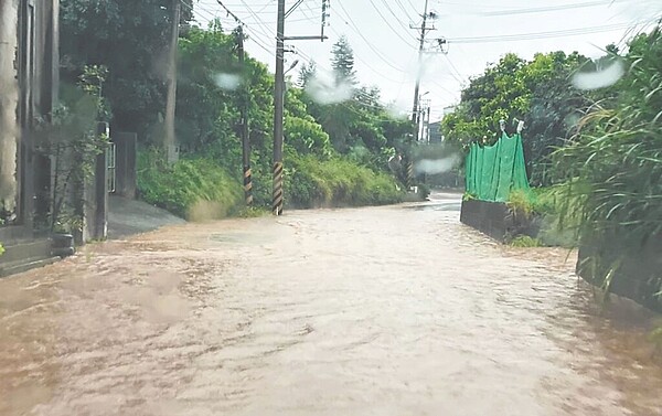 神岡區新庄里近年水患嚴重，雨水夾帶紅土往低處宣洩，水漫路面慘變「紅河」。（楊瓊瓔服務處提供／陳淑娥台中傳真）