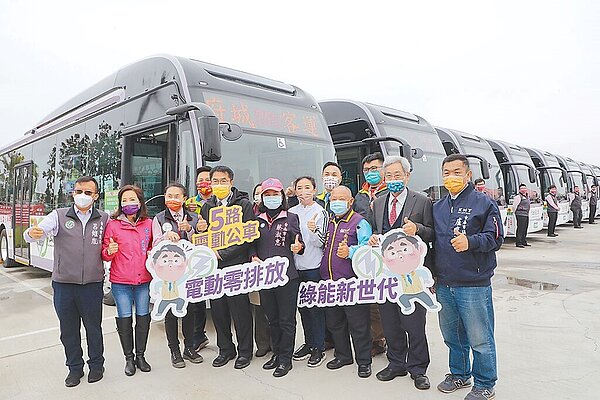 台南市政府積極推動低碳城市,市長黃偉哲也要求由公共運輸帶頭示範落實低碳減排,目前全市有51輛電動公車,占全部車輛12%,無障礙公車比例提高到57%,將持續爭取中央補助,推廣電動公車到市區各主要路線。(台南市政府提供/曹婷婷台南傳真)