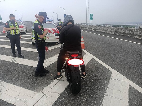 大型重機車友「94要上國道」行動,警方連續4天開出104張罰單,其中尤以北部地區件數最多。圖/警方提供