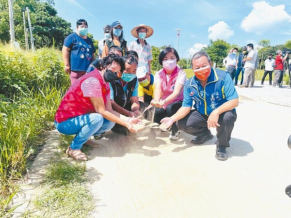 紅土沖進台中神岡和睦路、新興路淹成「紅河」 ,立委楊瓊瓔(右二)和台中市議員羅永珍(左一)爭取6000萬分區治水。圖/立委楊瓊瓔提供
