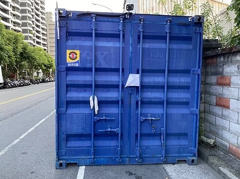 新北市五股區新城一路41至77號一帶,被發現有民眾以貨櫃佔用停車格,貨櫃上還有裝兩支監視器,在地民眾認為貨櫃所有權人是想把停車格當「免費停車櫃」來停。圖/記者李成蔭/攝影