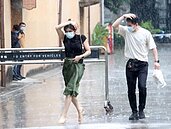 雙北花東高溫特報　吳德榮：南台灣今明慎防大雷雨