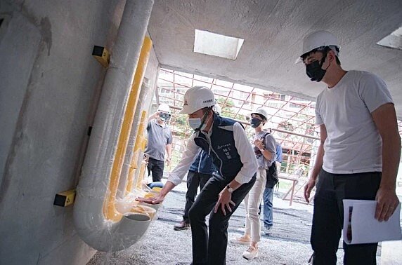 新竹市長林智堅(前左)表示,和平公園內有高低差,且樹木凌亂、光線陰暗和遊具不敷使用等問題,市府投入1900萬元進行整建。圖/市府提供