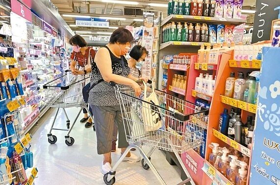 電價調漲後可能引發萬物齊漲，學者提醒政府要注意鮮奶、衛生紙漲價後是否引發連鎖效應。民生物資可能受波動，消費者購物時也多精打細算。圖／記者黃義書／攝影