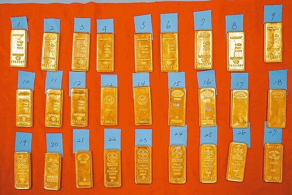 台東地檢署十五年前偵辦一起貪汙案,查扣27條1公斤重金條,本月13日標售,市價較當年已翻漲2.5倍。記者卜敏正/翻攝