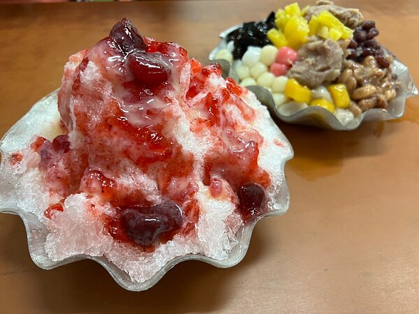 吉林夜市推出陳家蚵仔煎及香香八寶冰等商品組合。圖／高雄市政府經濟發展局提供