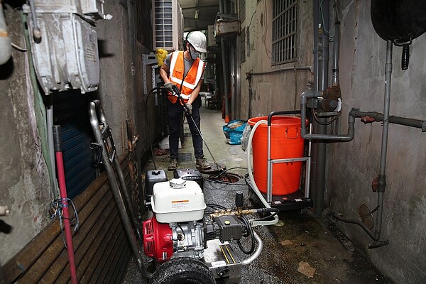 引進小型高壓清洗機相當於1台小型高壓水車，經過高壓沖洗有效去除沾黏管壁上油污，降低管壁持續附著油脂以減少污水管阻塞機率。圖／新北市府提供